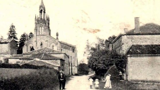 En venant de l'ouest on aperçoit de très loin la flèche de Notre-Dame de Lorette.